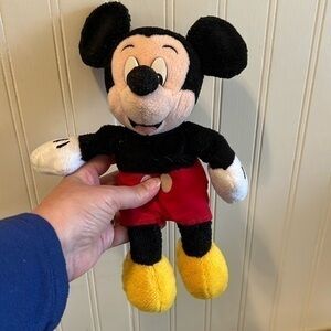 โค๏ธ Vintage Walt Disney World classic Mickey Mouse plush doll.